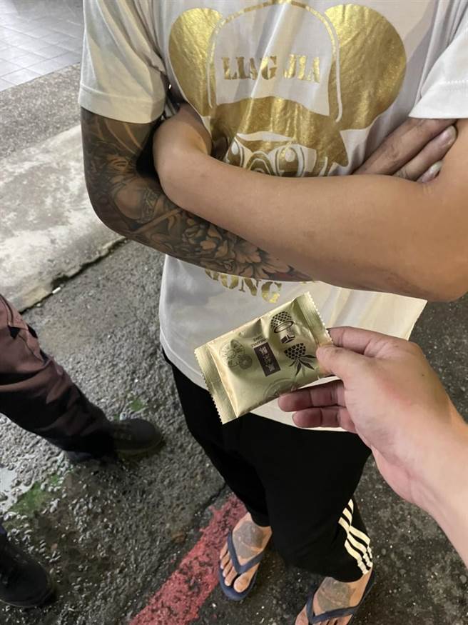 林男面对员警问话眼神飘忽不定且答非所问，警方察觉有异，持续追问之下，林男坦承持有毒品，且毒品还装在凤梨酥小包装内。（翻摄画面／洪浩轩高雄传真）