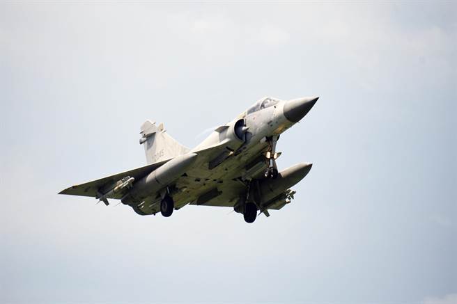 汉光演习首日，驻扎在台东志航空军基地的幻象2000紧急升空拦截大陆军机。（庄哲权摄）