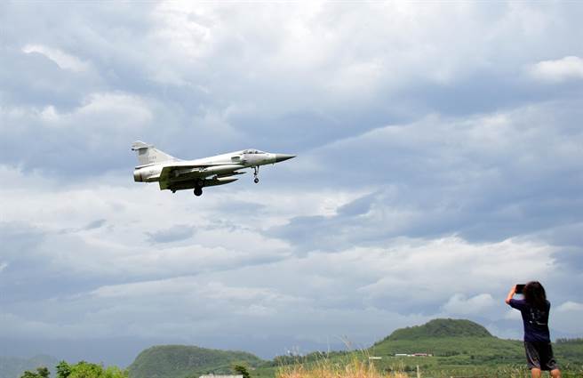 幻象2000紧急升空拦截大陆军机后返回志航基地 。（庄哲权摄）