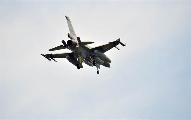 F16战机进行转场战力保留演训，进驻志航空军基地。（庄哲权摄）