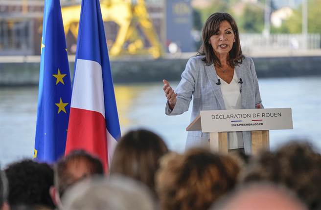 巴黎市长伊达戈（Anne Hidalgo）宣布投入2022年法国总统选战，若当选将成为法国首位女总统。但是前方之路并不平坦。（图／美联社）