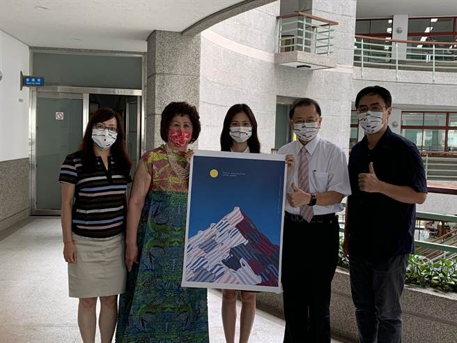 新民高中学生刘芝妤（中）创作「再生」海报，夺下德国红点设计大奖，她开心与师长合影。（林欣仪摄）
