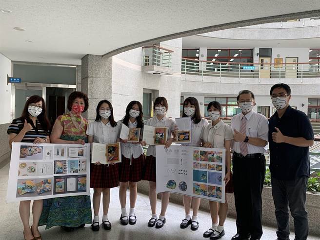 新民高中学生创作「蕴遇」户外广告视觉作品及立体书，夺下德国红点设计大奖，得奖学生并与师长合影。（林欣仪摄）