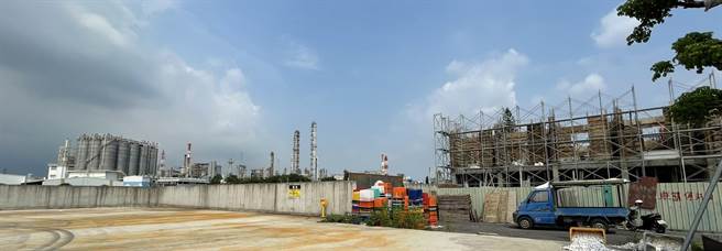 图为工业区工厂与新建案并存。（中油石化事业部提供）