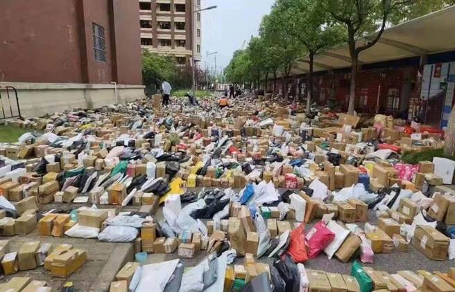 这幕一眼望去的「包裹海」景象就出现在上海建桥学院，画面曝光引爆网友热议。（图／翻摄自微博）