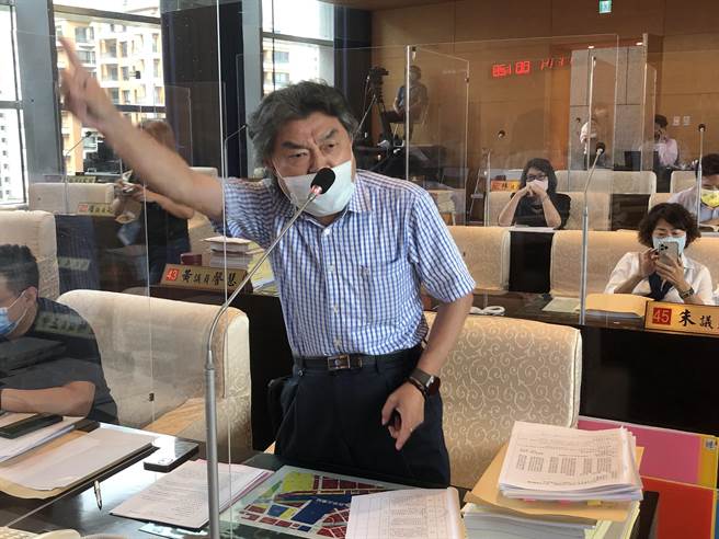 蓝营市议员李中指出，龙井区公所先收钱未来如何反对？岂能倒行逆施，此案不能过。（陈世宗摄）