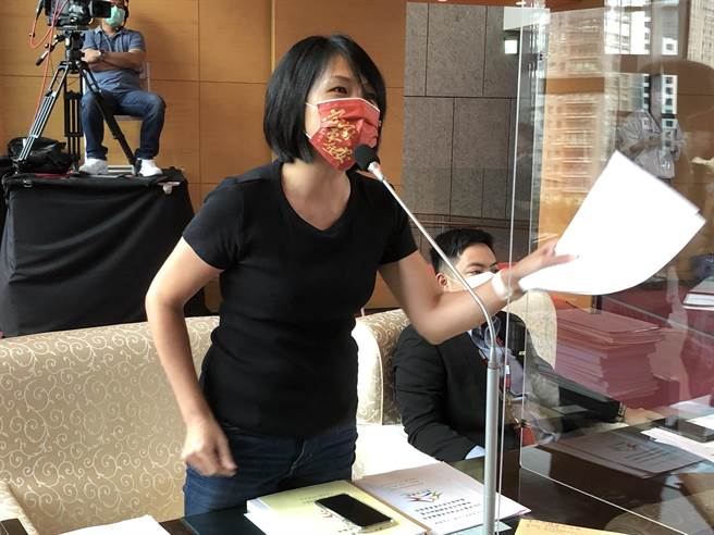 绿营张家铵反驳说，今年补助金已少近4000万元，电厂不盖新的、如何拆旧的。（陈世宗摄）