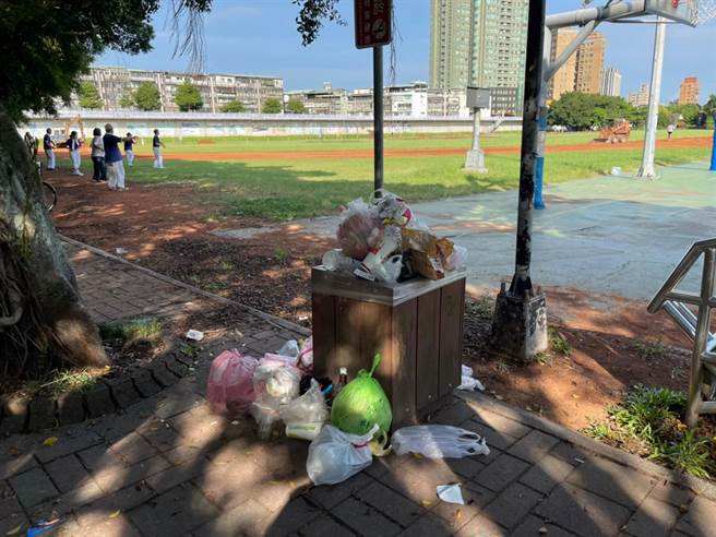 新北市副议长陈鸿源日前到福和运动公园会勘，公园内垃圾桶旁宛如小型垃圾集散地，环境脏乱、臭味四溢，另外，还有许多枯枝影响民眾休憩。（陈鸿源服务处提供）