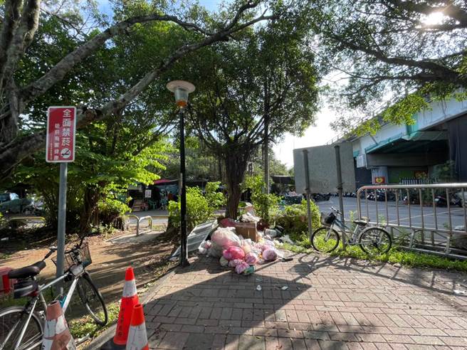 新北市副议长陈鸿源日前到福和运动公园会勘，公园内垃圾桶旁宛如小型垃圾集散地，环境脏乱、臭味四溢，另外，还有许多枯枝影响民眾休憩。（陈鸿源服务处提供）