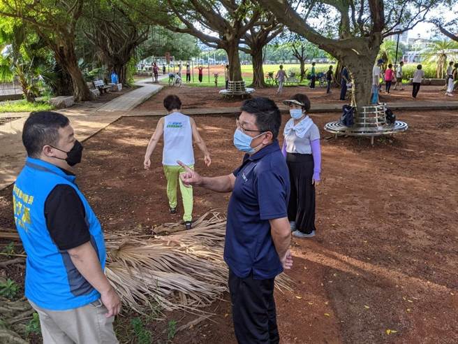 新北市副议长陈鸿源日前到福和运动公园会勘，公园内垃圾桶旁宛如小型垃圾集散地，环境脏乱、臭味四溢，另外，还有许多枯枝影响民眾休憩。（陈鸿源服务处提供）