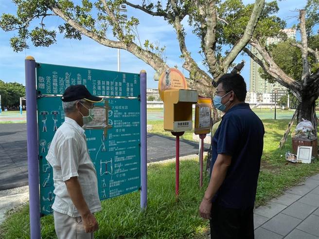 新北市副议长陈鸿源日前到福和运动公园会勘，公园内垃圾桶旁宛如小型垃圾集散地，环境脏乱、臭味四溢，另外，还有许多枯枝影响民眾休憩。（陈鸿源服务处提供）