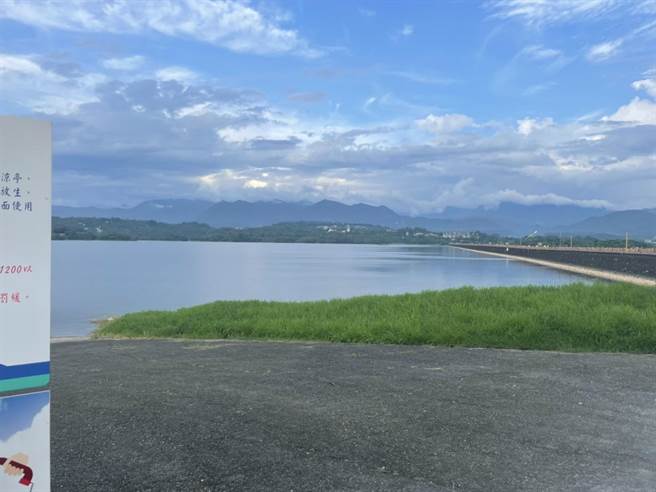 嘉縣消防局今天在番路鄉仁義潭進行水域聯合訓練，發生消防員溺水事件。（張亦惠攝）