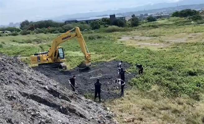 新竹市患有思覺失調的男子疑殺母分屍丟棄垃圾車且被跟著垃圾一起焚燒掉，警方正會同環保局開挖底渣掩埋場尋屍骨。（民眾提供／陳育賢新竹傳真）