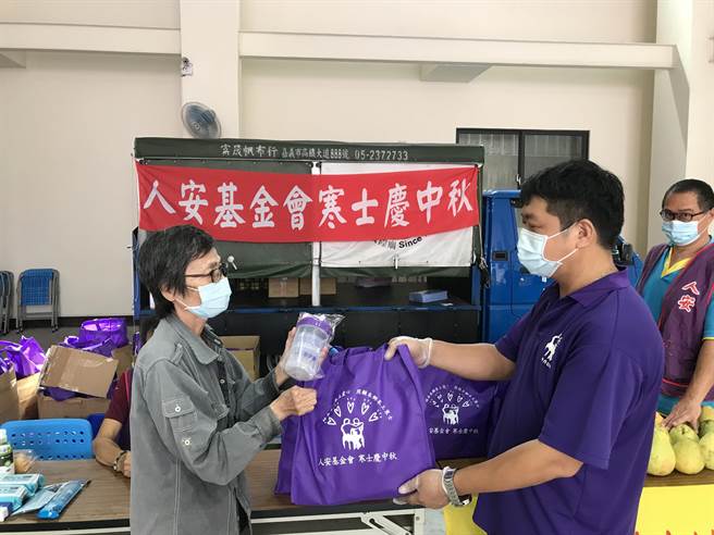 人安嘉义站偕城隍庙送「平安包」，助寒士挺过疫情中秋节。（人安嘉义站提供）