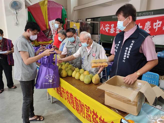 人安嘉义平安站今天在嘉邑城隍庙发送平安包及中秋应节礼品，（人安嘉义站提供）
