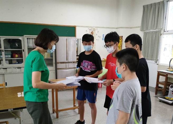 嘉义市大业国中学生缴交疫苗接种同意书的情形。（嘉义市大业国提供）