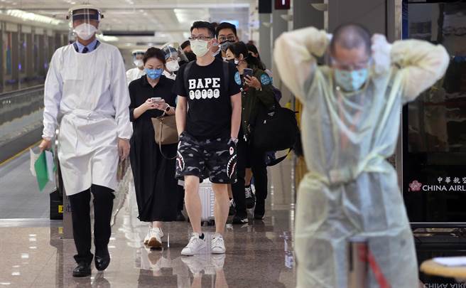 考量国内疫情现况已较趋缓，国人家庭团聚需求殷切，为保障国人家庭团聚权，外交部今天表示，中央流行疫情指挥中心自即日（9月13日）起开放已完成结婚程序的国人外籍配偶，及未成年子女得于边境严管期间申请入境我国。（示意图，范扬光摄）