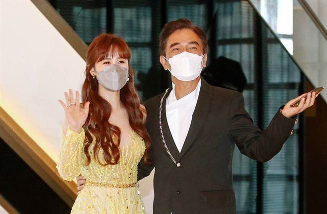 吴宗宪昨天首次嫁女儿，由于新人相当低调，吴宗宪则牵着大女儿吴姗儒向媒体致意。（图／本报系资料照片／邓博仁摄）