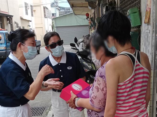 慈濟人中秋訪視，關懷家庭送愛心禮盒。（慈濟提供／廖志晃南投傳真）