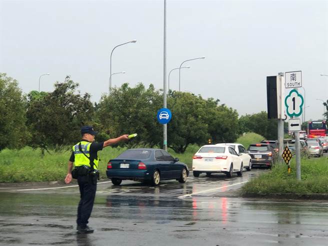警政署通令全國各警察機關，就轄區各高速公路連絡道、觀光景點及易壅塞路段，預先規劃交通疏導勤務。（圖／警政署提供）