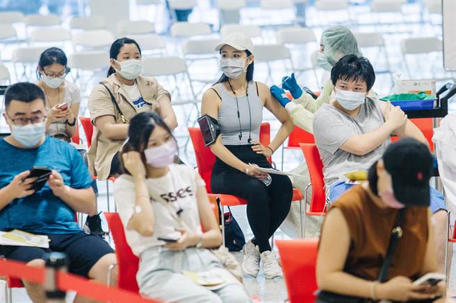 第8輪公費AZ疫苗12日預約截止，北市爆超量預約逾萬人，認為是許多縣市未開放預約導致全湧入北市。（資料照，郭吉銓攝）