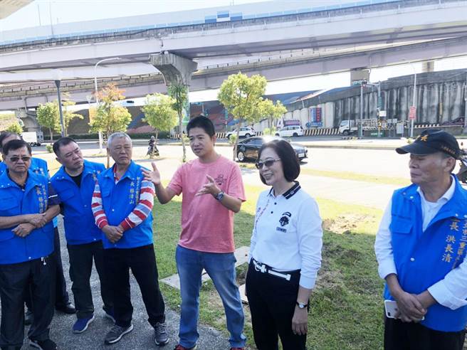 三重區環河南路與成功二街口有處3277平方公尺、過去為憲兵隊機關用地，由於常遭不肖民眾扔擲垃圾，成為地方髒亂點，經新北市議員李翁月娥（右2）爭取，三重區公所整地完成，還增設成人體健設施及兒童遊戲場，翻轉過去髒亂的形象。（戴上容攝）