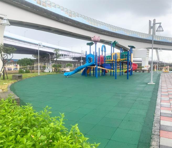 三重區公所已整地完成，還增設成人體健設施及兒童遊戲場，翻轉過去髒亂的形象。（戴上容攝）