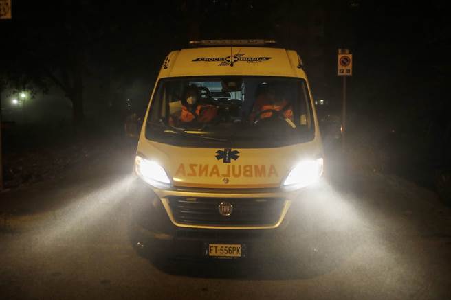 一辆载着新冠肺炎疑似病例的救护车正赶往医院。（图／美联社）