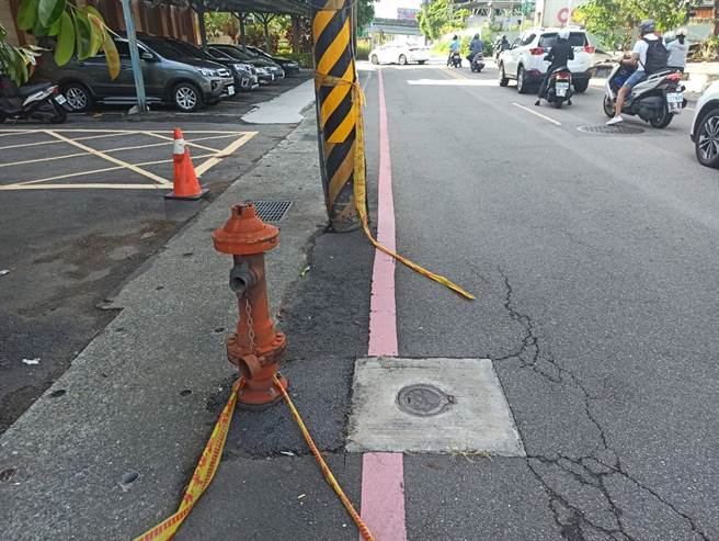1名女騎士行經泰山區同義路往中港西路時，疑因路旁被吹落的警戒線因風吹揚起，恰巧纏住女騎士機車龍頭，造成女騎士摔車受傷。(戴志揚翻攝)