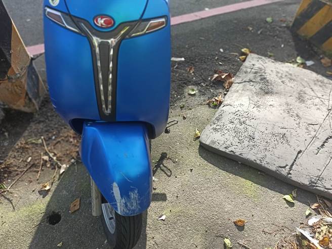 1名女騎士行經泰山區同義路往中港西路時，疑因路旁被吹落的警戒線因風吹揚起，恰巧纏住女騎士機車龍頭，造成女騎士摔車受傷。(戴志揚翻攝)