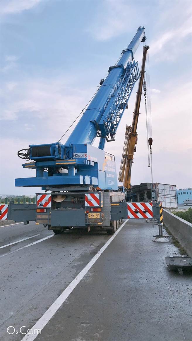 西滨快速道路大安段13日傍晚发生大货车翻覆事件。（民眾提供／陈淑娥台中传真）