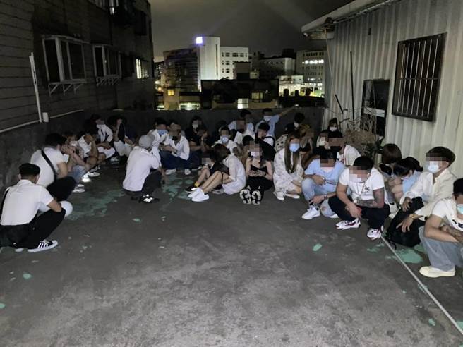 桃园区一间移工餐厅店内竟多达102人，违反室内50人以下的防疫规定，遭警方查获送办。(翻摄照片／蔡依珍桃园传真)