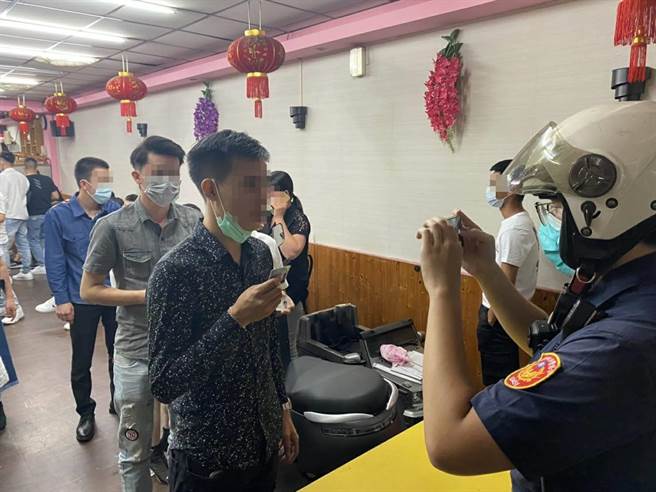 桃园区一间移工餐厅店内竟多达102人，违反室内50人以下的防疫规定，遭警方查获送办。(翻摄照片／蔡依珍桃园传真)