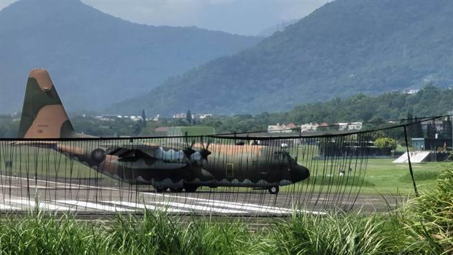 C-130运输机，早上就4架次起落整补作业，让后勤及地面作战友军，不用担心后勤补给问题。（民眾提供／罗亦晽花莲传真）