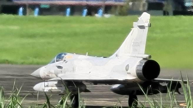 汉光37号演习今日展开，幻象2000首度挂载鲜少公开露相，昵称「法国麵包」的电战荚舱也降落花莲佳山基地，实施战力保存。（民眾提供／罗亦晽花莲传真）