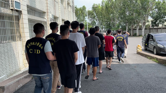 台南市警方偵辦今年3月間白河擄人案，警方再拘提8人，累計已22人到案。（讀者提供／張毓翎台南傳真）