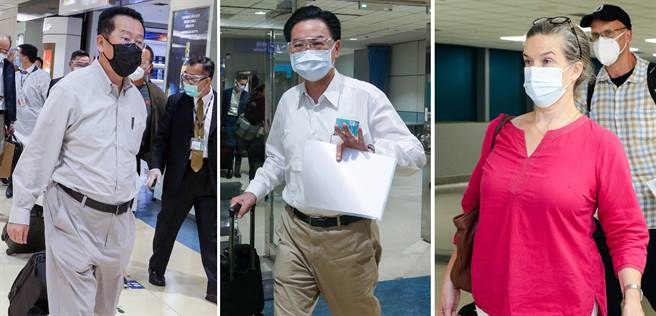 日前赴美参加「特殊管道」（Special Channel）会谈的国安会秘书长顾立雄（左）、外交部长吴钊燮（中），以及美国在台协会台北办事处处长孙晓雅（右）等人，在结束会谈后分别搭乘长荣航空、美国联合航空班机于13日晚间抵达桃园机场。（陈麒全摄）