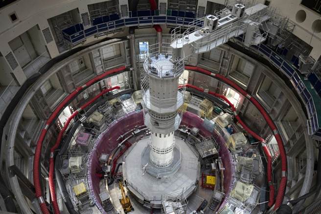 國際熱核實驗反應爐正在組裝中，它呈現圓柱型，四周是由相當巨大的電磁鐵所圍繞，以控制中間的環型核融合反應區。(圖/美聯社)