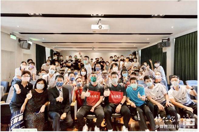 王齐麟(前排中左)回母校能仁家商拜访。(能仁家商提供)