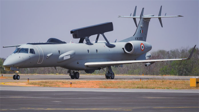 在与中国和巴基斯坦空军的对抗中，印度空军预警机数量不足的问题暴露无遗。图为印度天空之眼预警机。（图／环球网）