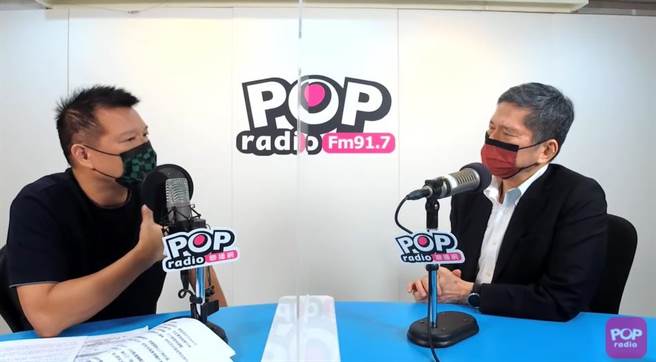 文化部长李永得（右）傍晚接受《POP大国民》 主持人蔡诗萍（左）专访，谈论疫情间的艺文补助与纾困。（摘自YouTube）