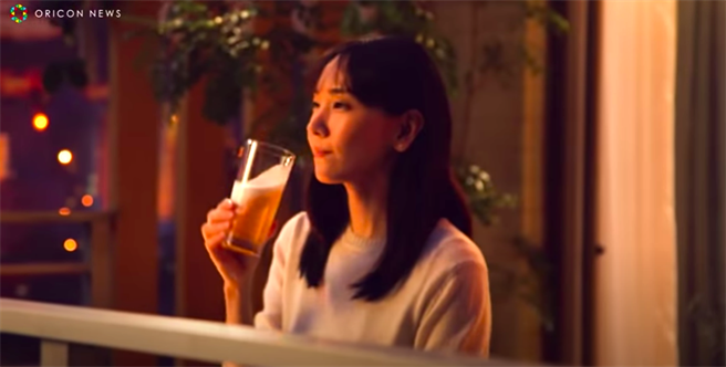 新垣结依第一次拍啤酒广告，画面呈现浓浓秋意。（YouTube官频花絮截图）