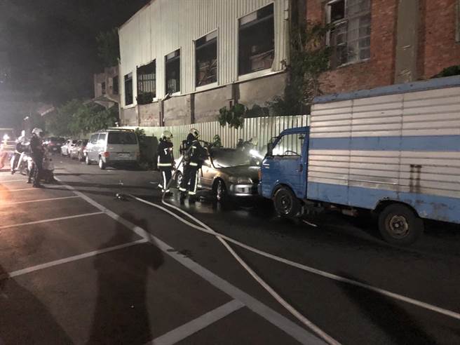 北市福德路一处停车场发生火警，一辆自小客车起火，后座发现一具女性焦尸。（图／李文正翻摄）