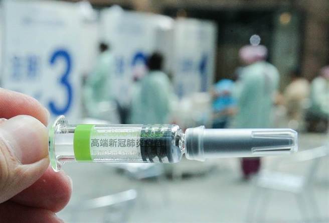 衛福部長陳時中15日指出，莫德納疫苗混打高端在學理上是可行的。圖為高端疫苗。（資料照／粘耿豪攝）