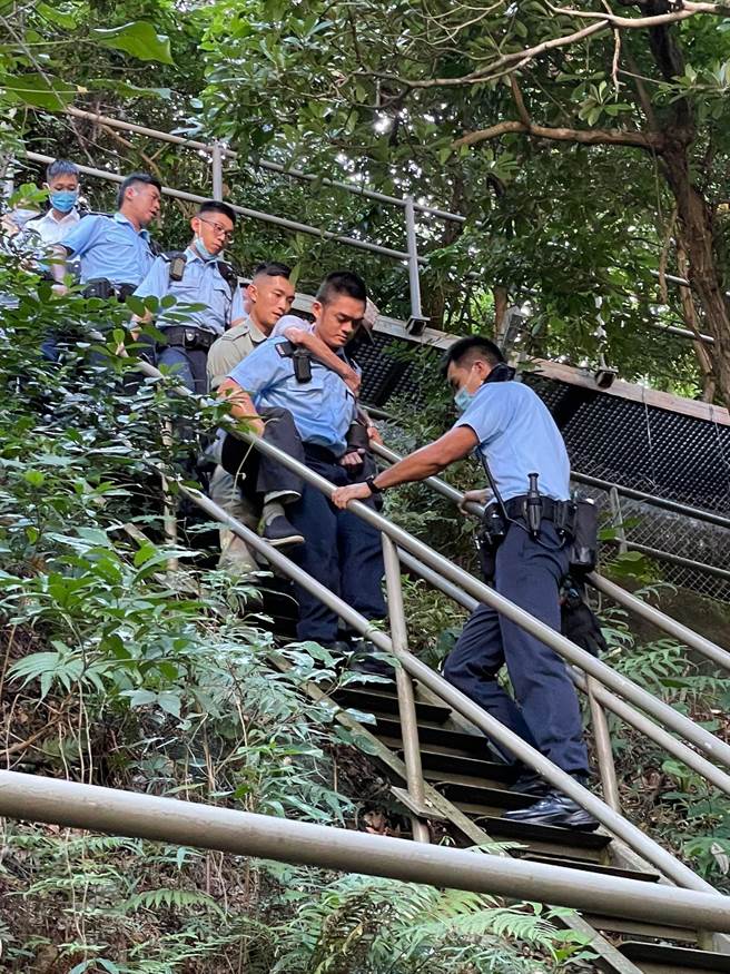 老翁与员警的后面还有一位乡村巡逻队队员，因为拍摄角度的关系，才让前一张照片看似出现一只「鬼脚」。（图／翻摄自Facebook／香港警察 Hong Kong Police)