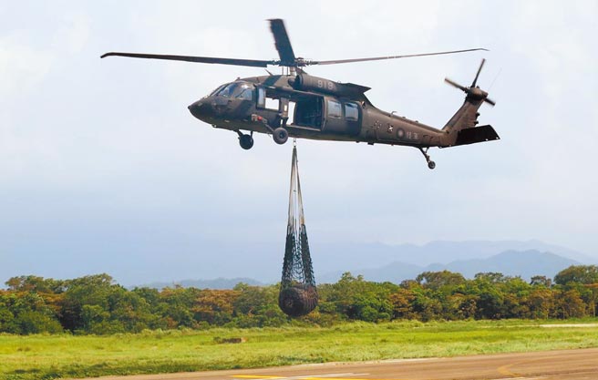 汉光演习今起登场，除演训外还兼顾救灾、防疫，图为黑鹰直升机模拟物资吊挂，可即时支援前线。（军闻社）