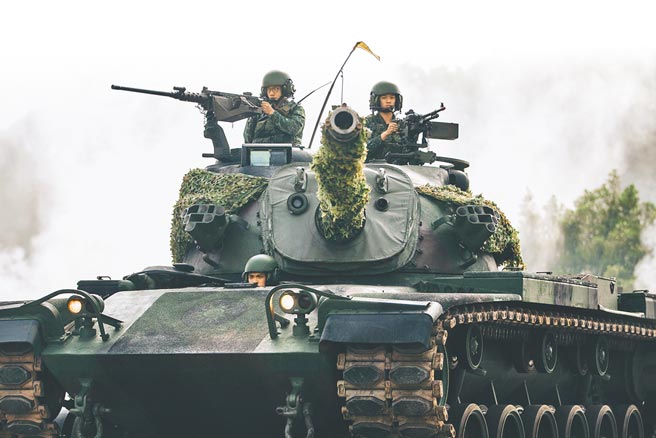 汉光演习今起登场，除演训外还兼顾救灾、防疫，图为关指部与特二营实施河防作战。（军闻社）