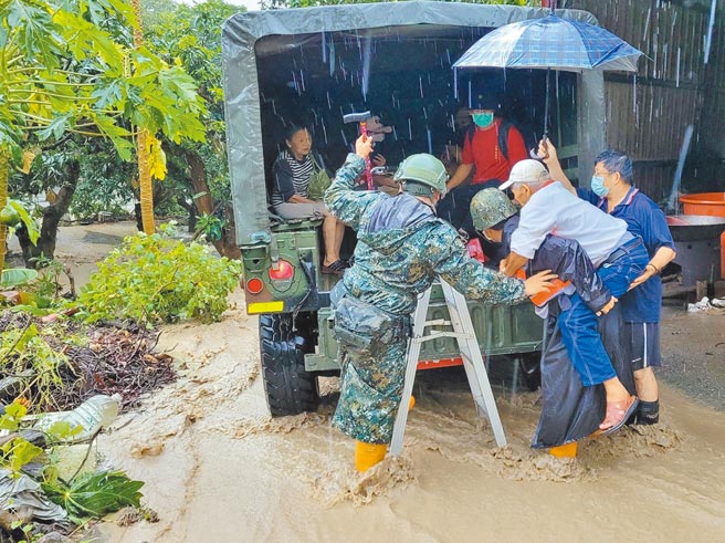 汉光演习今起登场，除演训外还兼顾救灾、防疫，图为国军协助受灾户疏散。（军闻社）