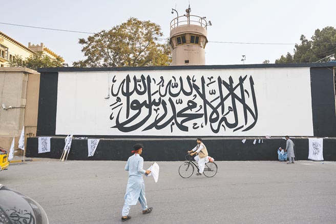 美国原驻喀布尔大使馆的入口处现在已涂上塔利班的旗帜图案。（美联社）