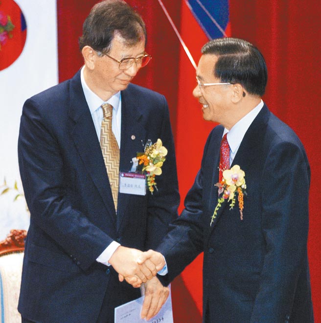 陈水扁（右）透露2000年选总统，当时民进党主席林义雄曾找他讨论，认为以当时情况「水莲配」很难选上，建议找中研院长李远哲（左）当副手 。（本报资料照片）